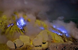 Scientifically-Impossible-Places-kawah-ijen
