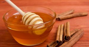 Wooden-honey-stick-and-cinnamon-sticks-750×400-1